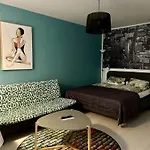 Central Studio Apartment شقة *
